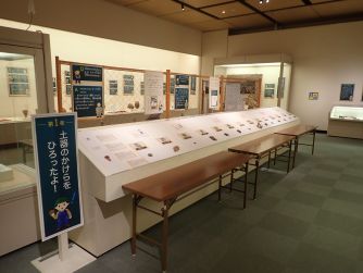 実物の土器のかけらをさわって観察をすることができます.JPG