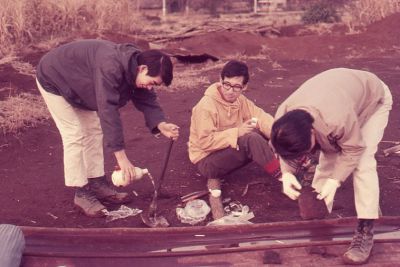 1971年相模野台地の旧石器遺物と鈴木次郎氏（写真中央）